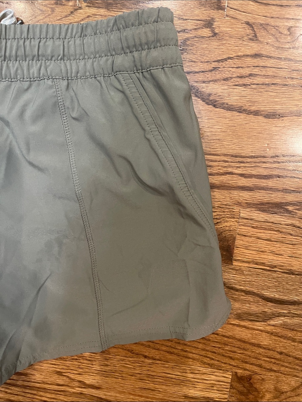 Vuori Women's Clementine 2.0 Shorts in Olive gray Sz M - Picture 10 of 13